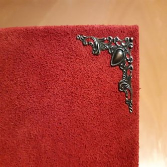 Buch-Ecke bronze auf rotem Leder